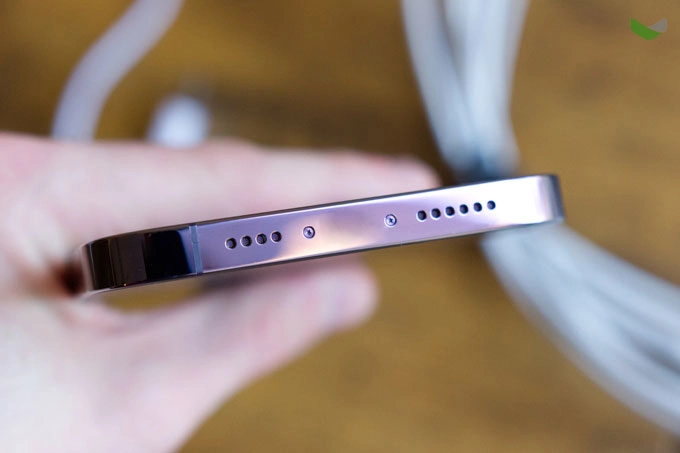 Apple giữ cổng USB-C trên iPhone 17 trước luật EU về sạc không dây