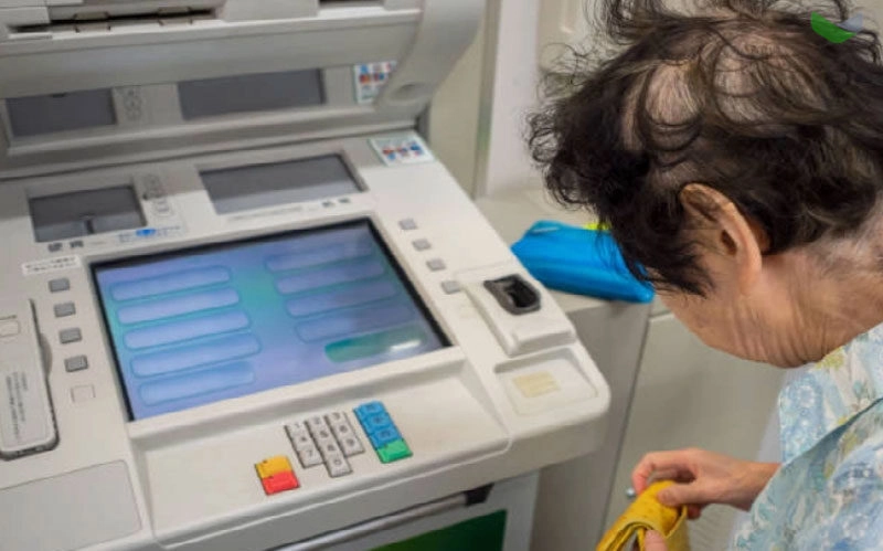 Osaka cấm người cao tuổi nghe điện thoại khi rút tiền tại ATM